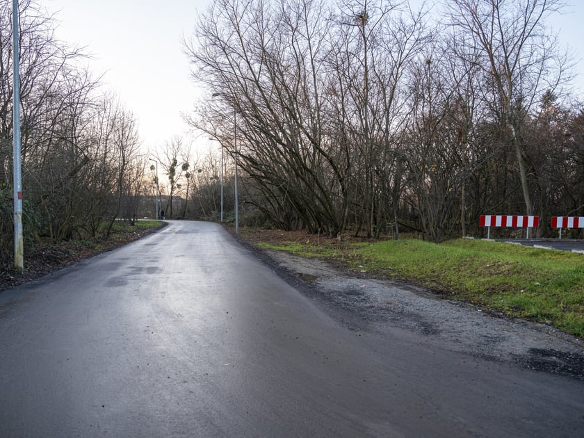 Przez te okolice przebiega jedna z dwóch tras tramwaju na Klecinę - ta wytyczona lata temu, pod którą została przewidziana rezerwa terenu