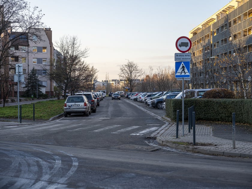 Przez te okolice przebiega jedna z dwóch tras tramwaju na Klecinę - ta wytyczona lata temu, pod którą została przewidziana rezerwa terenu