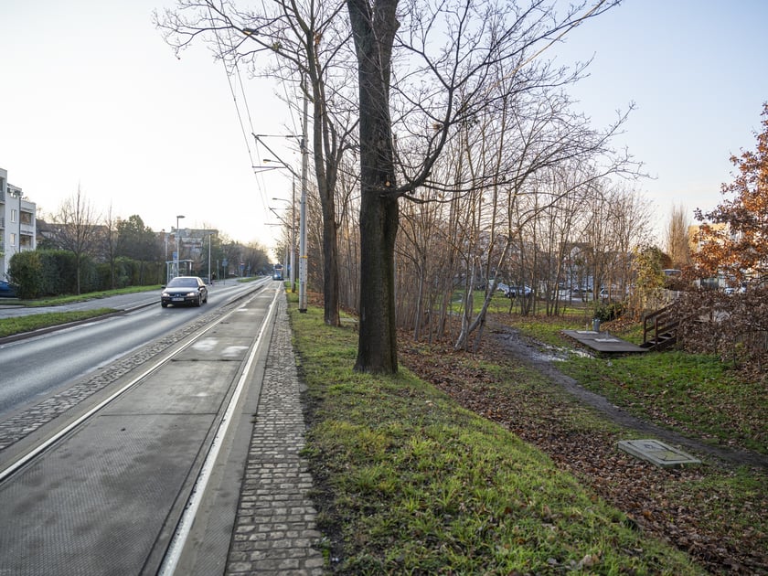 Przez te okolice przebiega jedna z dwóch tras tramwaju na Klecinę - ta wytyczona lata temu, pod którą została przewidziana rezerwa terenu
