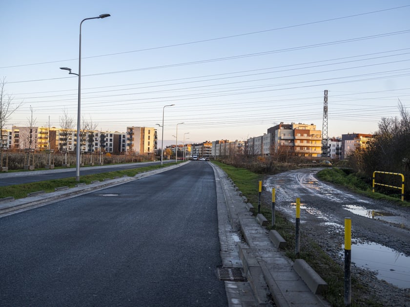 Przez te okolice przebiega I wariant trasy tramwaju na Klecinę. Od ul. Przyjaźni prowadzi korytarzem wyznaczonym między budynkami, a także przez chaszcze, przecina Ślęzę i dochodzi do ul. Kupieckiej