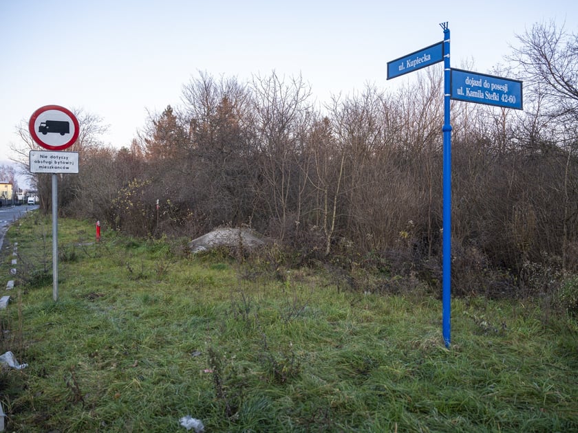 Przez te okolice przebiega jedna z dwóch tras tramwaju na Klecinę - ta wytyczona lata temu, pod którą została przewidziana rezerwa terenu