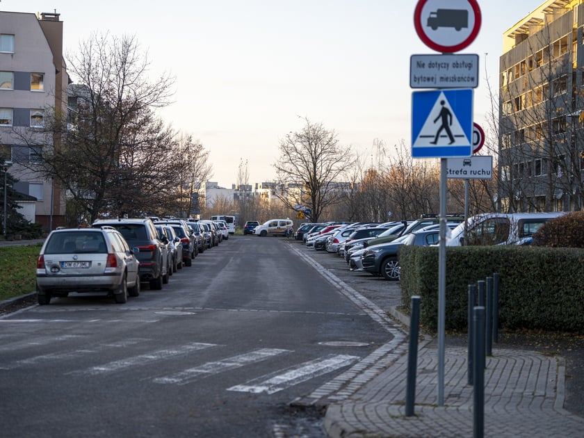 Przez te okolice przebiega jedna z dwóch tras tramwaju na Klecinę - ta wytyczona lata temu, pod którą została przewidziana rezerwa terenu