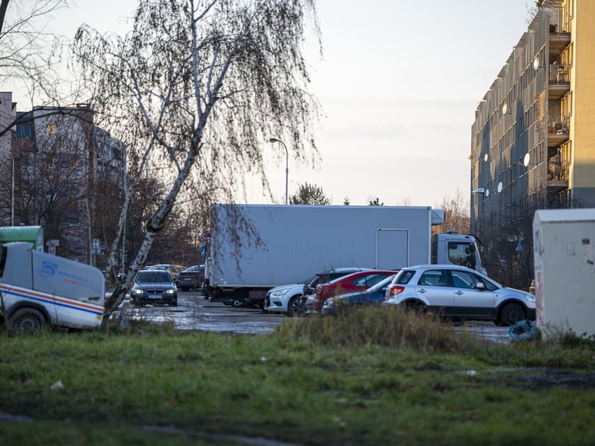Przez te okolice przebiega jedna z dwóch tras tramwaju na Klecinę - ta wytyczona lata temu, pod którą została przewidziana rezerwa terenu