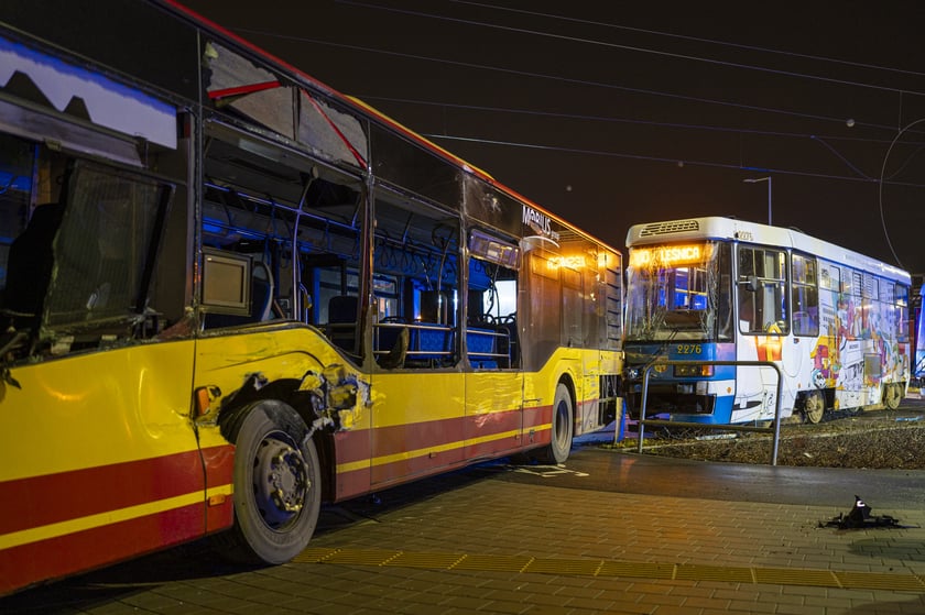 Tramwaj nr 10 wjechał w bok autobusu nr 107. Cztery osoby są lekko ranne