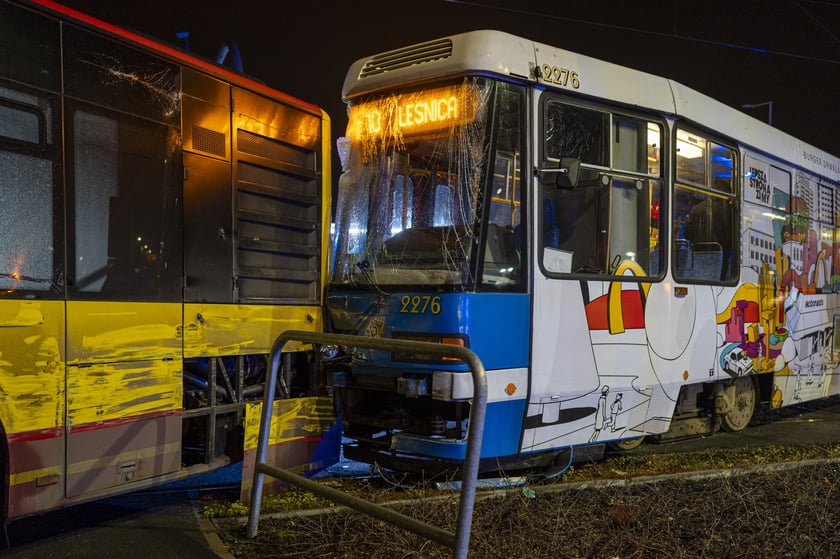 Tramwaj nr 10 wjechał w bok autobusu nr 107. Cztery osoby są lekko ranne