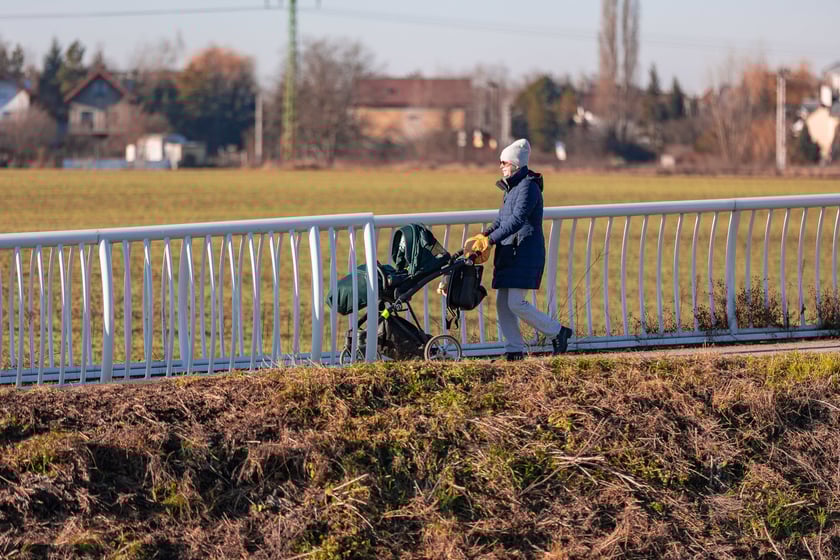 Kładka nad Ślęzą, kt&oacute;ra łączy Muchob&oacute;r Mały z Wielkim