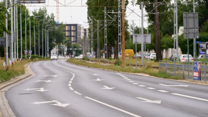 Podczas rozpoczętej wiosną akcji ZDiUM zlecił remonty na 15 ulicach. Łącznie nową jakość zyskało 12 km jezdni. Program Szybkich Wymian Nawierzchni był prekursorem&nbsp; programu Wrocław na Dobrej Drodze &ndash; nazwa się zmieniła, ale zasada jest ta sama: remontowane są drogi, kt&oacute;rych tylko nawierzchnie wymagają interwencji. Nowością jest to, że po raz pierwszy ZDiUM przeprowadził dwie takie akcje: wiosną i jesienią. Każde z tych zadań potraktowaliśmy osobno, bo tak były prezentowane i podsumowywane, poza tym nadano im r&oacute;żne nazwy. Choć, gdyby je zsumować, robiłyby jeszcze większe wrażenie swoim rozmachem - 46,9 mln zł.