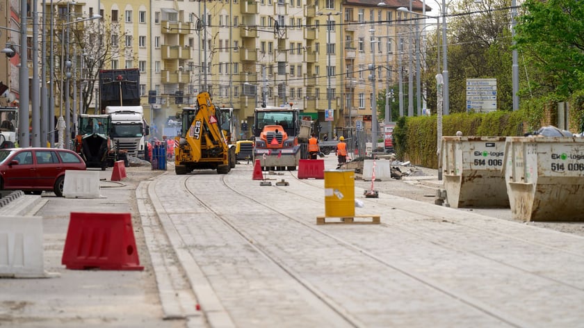 To przedsięwzięcie prowadzone przez Wrocławskie Inwestycje z dofinansowaniem z Polskiego Ładu odmieniło oblicze Nadodrza, ale jest ważne dla układu komunikacyjnego całego miasta. Rozmachu nie tłumaczy tylko nowa nawierzchnia i torowisko &ndash; tu wymieniono dosłownie wszystko licząc od instalacji na głębokości kilku metr&oacute;w pod ziemią do wysokości koron posadzonych drzew, nowych latarni i sieci trakcyjnej. Prace objęły r&oacute;wnież część pl. Staszica.