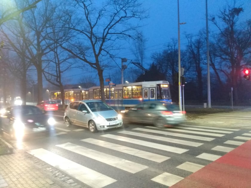 Samochody i tramwaj na skrzyżowaniu ul. Olszewskiego z Aleją Wielkiej Wyspy. Doszło tam do zderzenia.