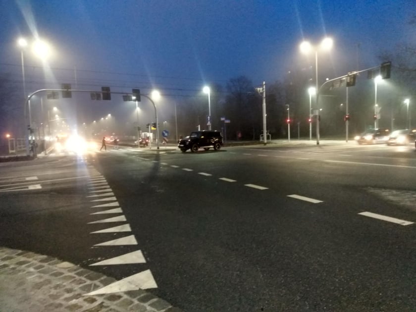Samochody i tramwaj na skrzyżowaniu ul. Olszewskiego z Aleją Wielkiej Wyspy. Doszło tam do zderzenia.