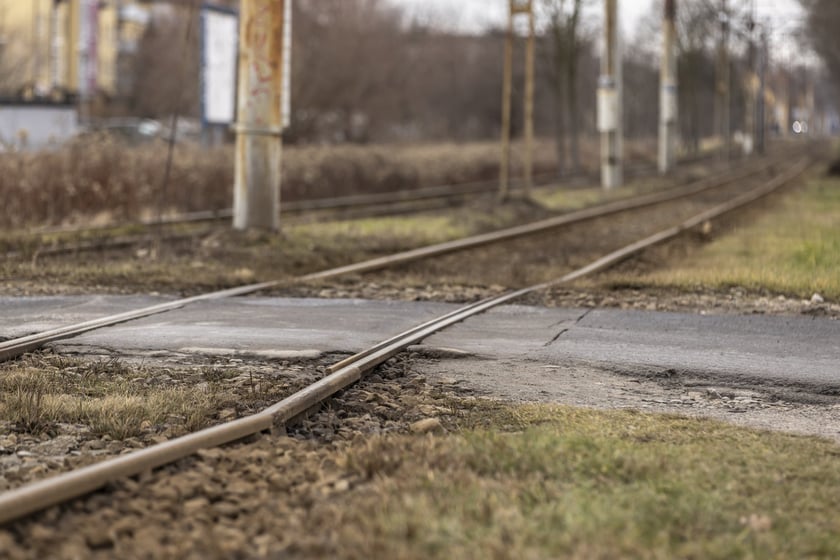 Remontowany będzie odcinek torowiska na ul. Kosmonautów od ul. Jeżowskiej do przystanku "Jeleniogórska". To ostatni fragment trasy na Leśnicę, który jest w złym stanie