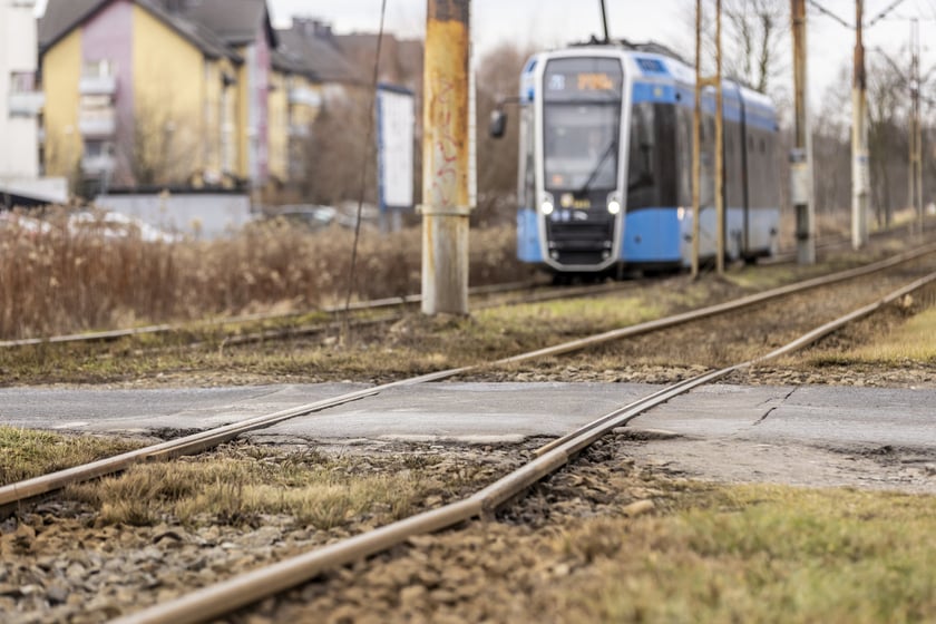 Remontowany będzie odcinek torowiska na ul. Kosmonautów od ul. Jeżowskiej do przystanku "Jeleniogórska". To ostatni fragment trasy na Leśnicę, który jest w złym stanie