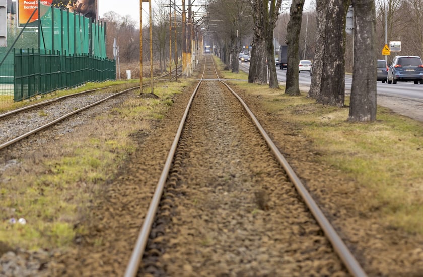 Remontowany będzie odcinek torowiska na ul. Kosmonautów od ul. Jeżowskiej do przystanku "Jeleniogórska". To ostatni fragment trasy na Leśnicę, który jest w złym stanie