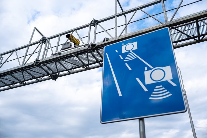 Nowe odcinkowe pomiary prędkości na Autostradowej Obwodnicy Wrocławia i autostradzie A4
&nbsp;
Nowe odcinkowe pomiary prędkości (opp) będą na autostradzie A4 koło Wrocławia i uwaga, nowość: na Autostradowej Obwodnicy Wrocławia na A8. W całym kraju przybędzie 43 odcinkowych pomiaru prędkości, kt&oacute;re obejmą nadzorem blisko 400 km dr&oacute;g ekspresowych i autostrad. Pierwsze nowe systemy opp zostaną zamontowane w połowie 2025&nbsp; roku.