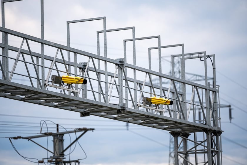 CANARD: pomiary prędkości, ż&oacute;łte kamery i system&nbsp;RedLight
Gł&oacute;wny Inspektorat Transportu Drogowego nadzoruje system CANARD, czyli Centrum Automatycznego Nadzoru nad Ruchem Drogowym. W ramach systemu CANARD na drogach, skrzyżowaniach i przed przejazdami kolejowymi montowane są charakterystyczne ż&oacute;łte kamery.
W ramach CANARD prowadzone są kontrole:
&nbsp;

punktowy i odcinkowy pomiar prędkości
rejestracja przejazdu na czerwonym świetle, system RedLight
