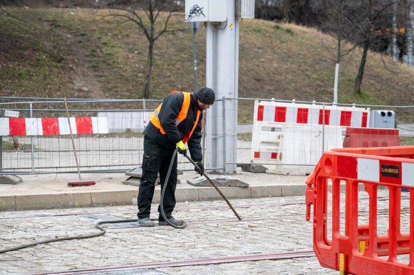 Piątek, 21 lutego - ostatnie prace na placu Powstańców Wielkopolskich przed przywróceniem tu komunikacji miejskiej. Od soboty 22 lutego autobusy i tramwaje wracają na stałe trasy