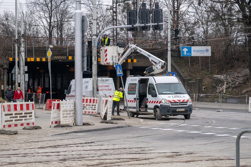 Piątek, 21 lutego - ostatnie prace na placu Powstańców Wielkopolskich przed przywróceniem tu komunikacji miejskiej. Od soboty 22 lutego autobusy i tramwaje wracają na stałe trasy