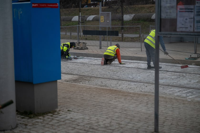 Piątek, 21 lutego - ostatnie prace na placu Powstańców Wielkopolskich przed przywróceniem tu komunikacji miejskiej. Od soboty 22 lutego autobusy i tramwaje wracają na stałe trasy