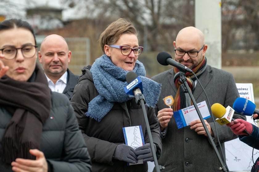 - Zakończenie remontu placu Powstańc&oacute;w Wielkopolskich otwarło mozliwość uruchomienia nowej linii 24, kt&oacute;ra będzie tędy kursować - m&oacute;wiła Monika Kozłowska-Święconek, dyrektorka Biura Zr&oacute;wnoważonej Mobilności.