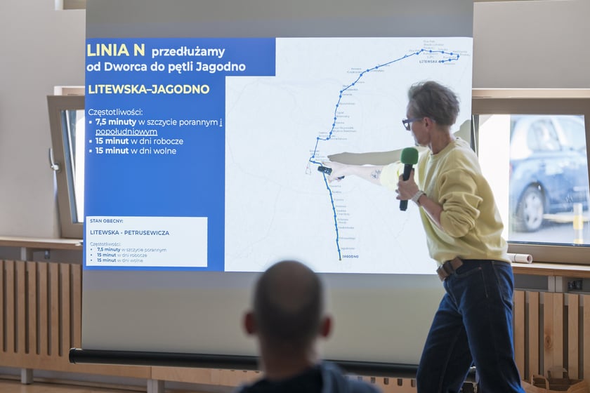 Monika Kozłowska-Święconek z Biura Zr&oacute;wnoważonej Mobilności w Urzędzie Miejskim. Spotkanie informacyjne w Zespole Szkolno-Przedszkolnym nr 25 przy ul. Asfaltowej poświęcone zmianom w kursowaniu autobus&oacute;w po otwarciu trasy na Jagodno