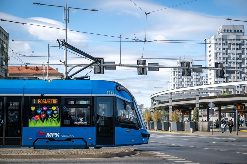 Wielkanocny tramwaj MPK Wrocław na placu Grunwaldzkim