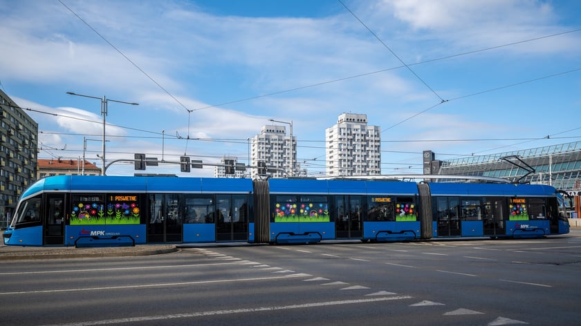 Wielkanocny tramwaj MPK Wrocław na placu Grunwaldzkim