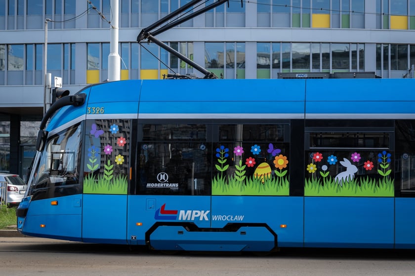Wielkanocny tramwaj MPK Wrocław na placu Grunwaldzkim