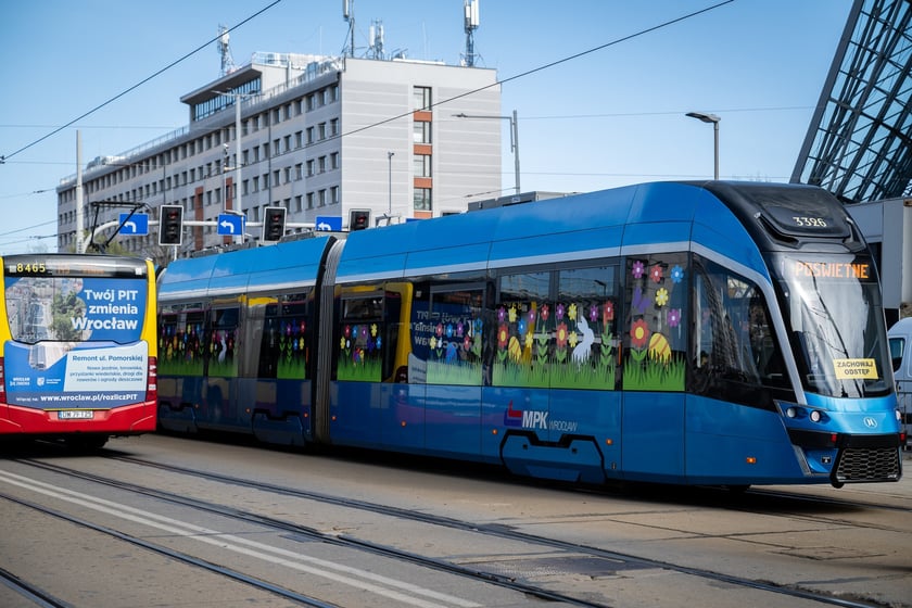 Wielkanocny tramwaj MPK Wrocław na placu Grunwaldzkim