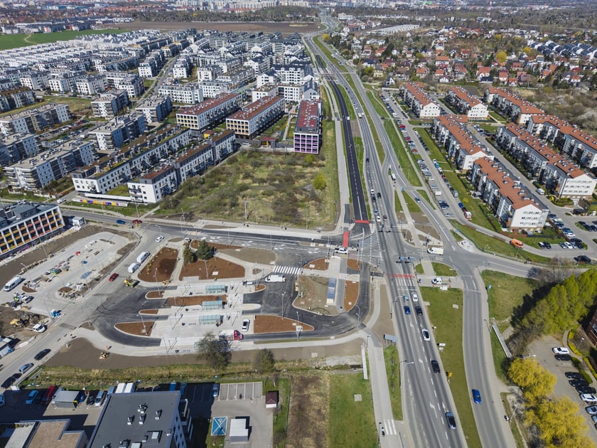 Pętla "Jagodno" i trasa autobusowa w kierunku centrum. Zdjęcie z lotu ptaka