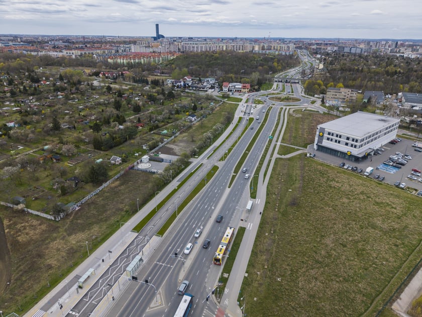 Trasa autobusowa na Jagodno. Zdjęcie w kierunku centrum, u g&oacute;ry rondo Wolnej Ukrainy
