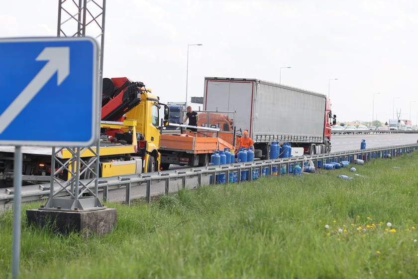 Wypadek z udziałem busa i ciężar&oacute;wki na AOW - 23. 04