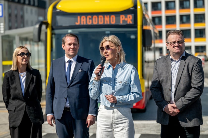 Konferencja prasowa na pętli "Jagodno P+R" po pierwszym oficjalnym przejeździe po trasie autobusowej na Jagodno. Na zdjęciu dyrektorka Wydziału Transportu Paulina Tyniec-Piszcz, wiceprezydent Michał Młyńczak, wiceprezydent Renata Granowska i prezes Wrocławskich Inwestycji Piotr Paś
