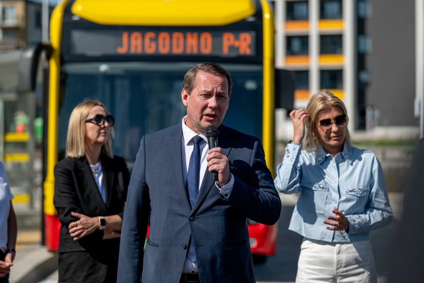 Konferencja prasowa na pętli "Jagodno P+R" po pierwszym oficjalnym przejeździe po trasie autobusowej na Jagodno. Na zdjęciu dyrektorka Wydziału Transportu Paulina Tyniec-Piszcz, wiceprezydent Michał Młyńczak i wiceprezydent Renata Granowska