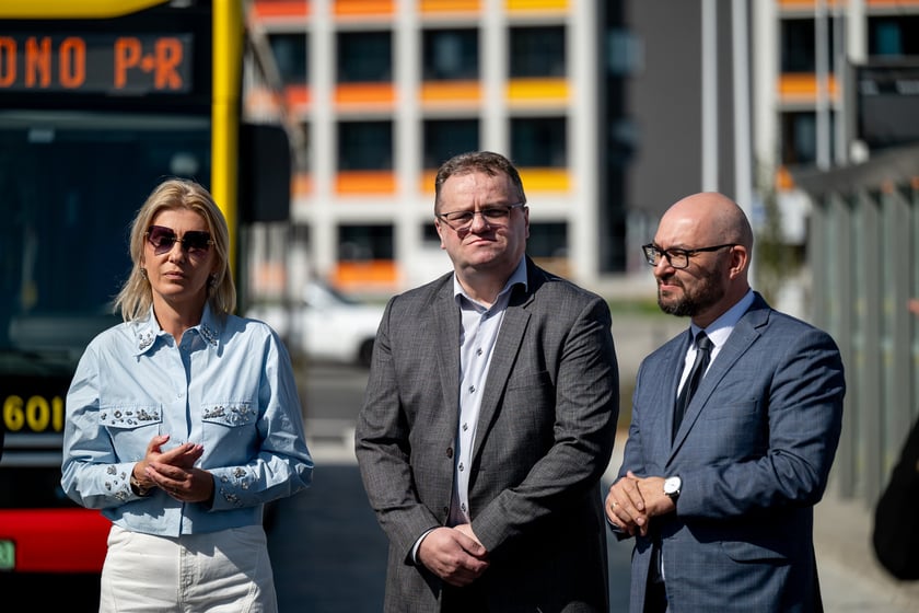 Konferencja prasowa na pętli "Jagodno P+R" po pierwszym oficjalnym przejeździe po trasie autobusowej na Jagodno. Na zdjęciu wiceprezydent Renata Granowska, prezes Wrocławskich Inwestycji Piotr Paś i prezes MPK Wrocław Witold Woźny