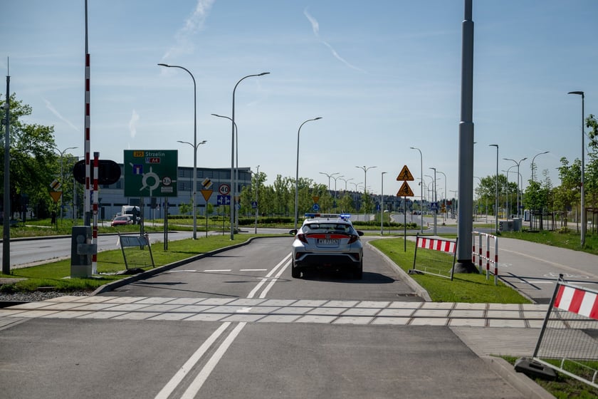Przejazd wydzieloną trasą autobusową na Jagodno i słynna linia kolejowa nr 285, która przez lata uniemożliwiała budowę torowiska