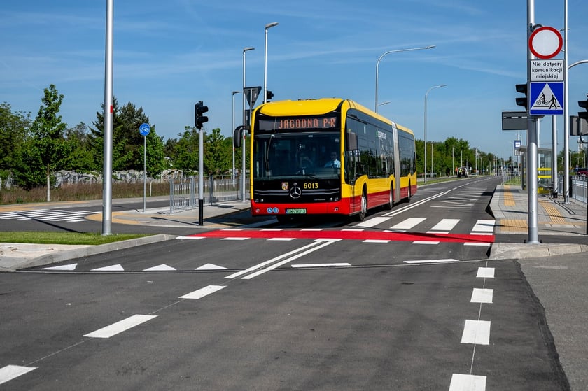 Przejazd wydzieloną trasą autobusową na Jagodno
