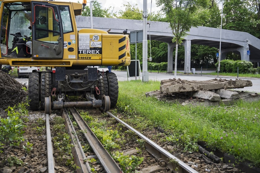 Usuwanie awarii kanalizacji deszczowej pod torowiskiem na ulicy Wróblewskiego