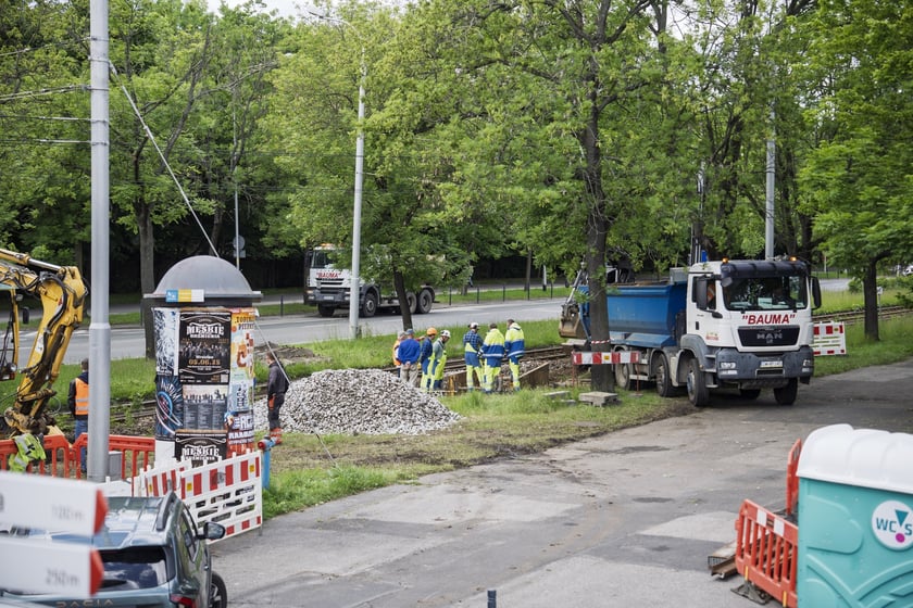 Usuwanie awarii kanalizacji deszczowej pod torowiskiem na ulicy Wróblewskiego
