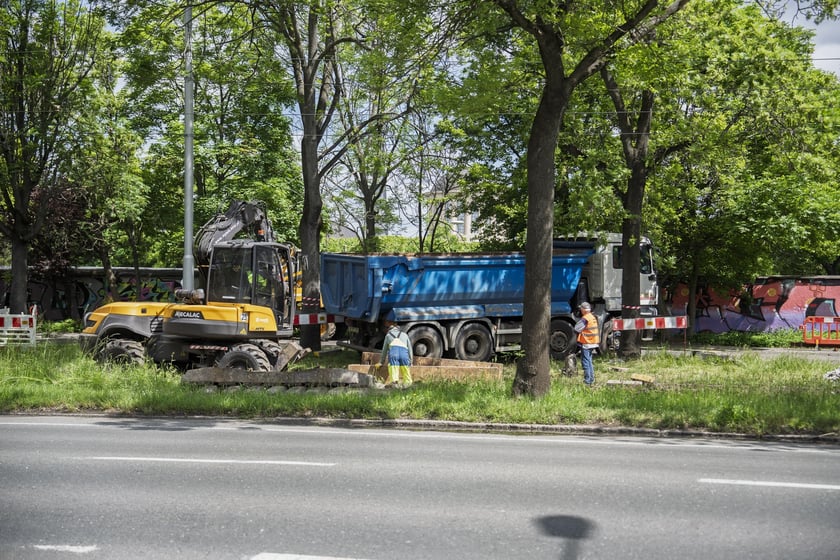 Usuwanie awarii kanalizacji deszczowej pod torowiskiem na ulicy Wróblewskiego