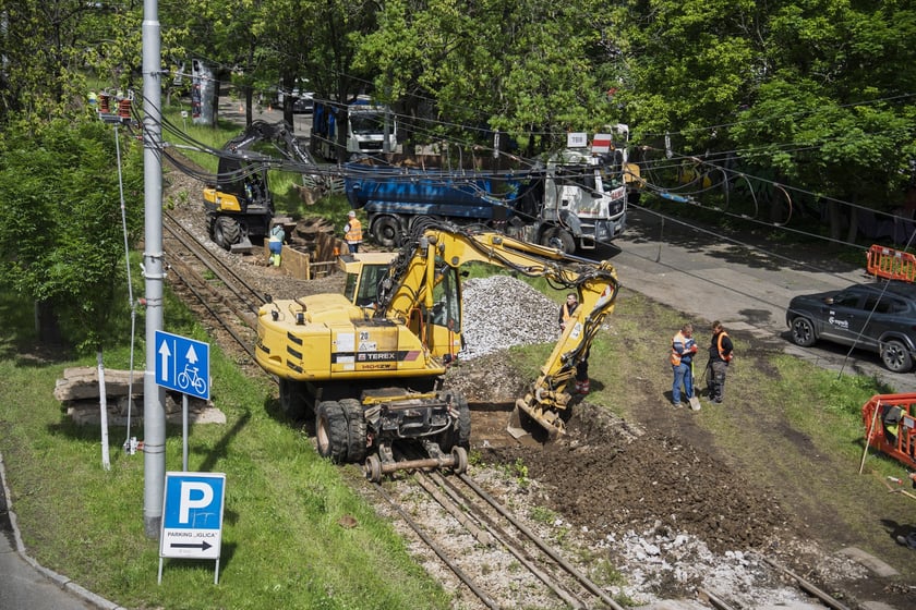 Usuwanie awarii kanalizacji deszczowej pod torowiskiem na ulicy Wróblewskiego