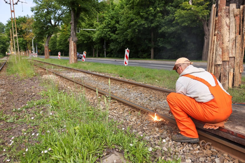 Remont torowiska na Kosmonautów rozpocżął się w sobotę 31 maja. Tramwaje na Leśnicę nie pojadą przez trzy miesiące