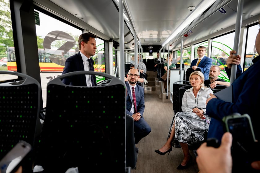 Przejaźdżka Solarisem Urbino 12 electric po podpisaniu umowy na zakup siedmiu takich autobus&oacute;w&nbsp;