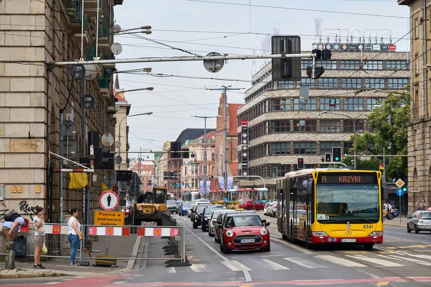 Przy skrzyżowaniu Świdnickiej z Piłsudskiego, druga połowa czerwca 2025