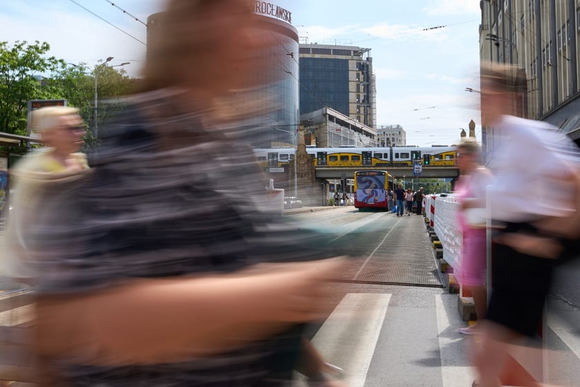 Przy skrzyżowaniu Świdnickiej z Piłsudskiego, druga połowa czerwca 2025