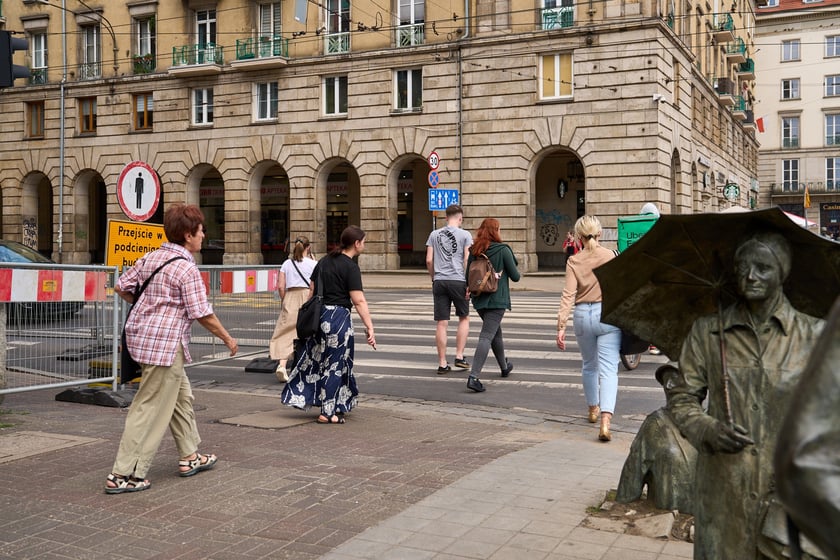 Przy skrzyżowaniu Świdnickiej z Piłsudskiego, druga połowa czerwca 2025