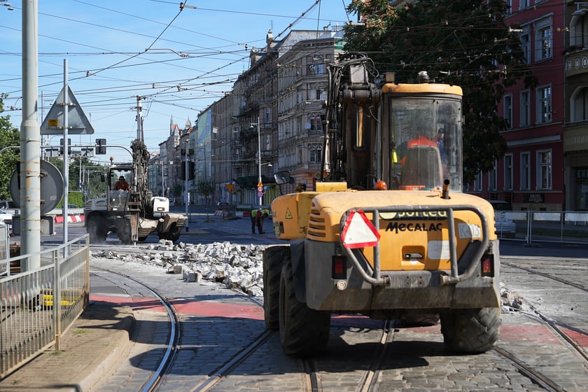Na skrzyżowaniu ulic Pomorskiej i Dubois w sobotę 5 lipca rozpoczął się remont torowiska