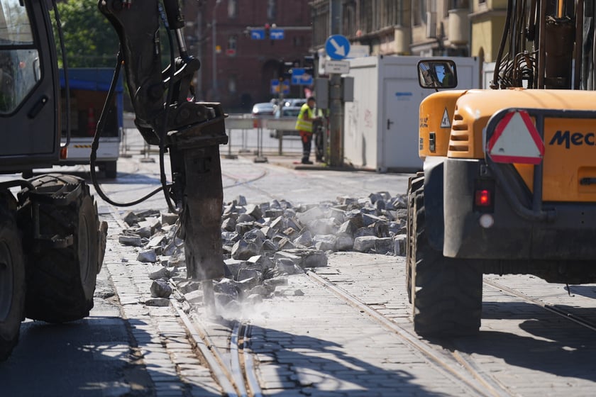 Na skrzyżowaniu ulic Pomorskiej i Dubois w sobotę 5 lipca rozpoczął się remont torowiska