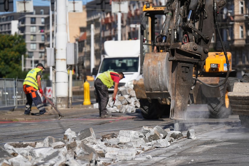 Na skrzyżowaniu ulic Pomorskiej i Dubois w sobotę 5 lipca rozpoczął się remont torowiska