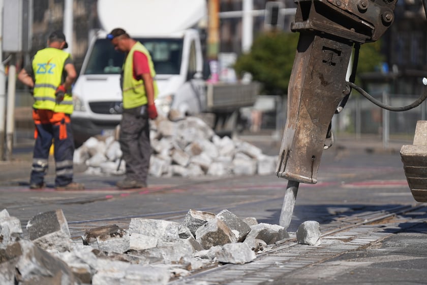 Na skrzyżowaniu ulic Pomorskiej i Dubois w sobotę 5 lipca rozpoczął się remont torowiska