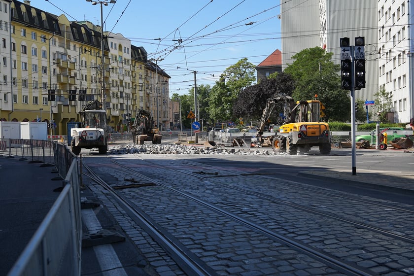 Na skrzyżowaniu ulic Pomorskiej i Dubois w sobotę 5 lipca rozpoczął się remont torowiska